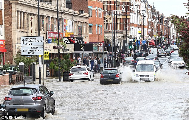Vỡ đường ống nước, đường phố London thành sông